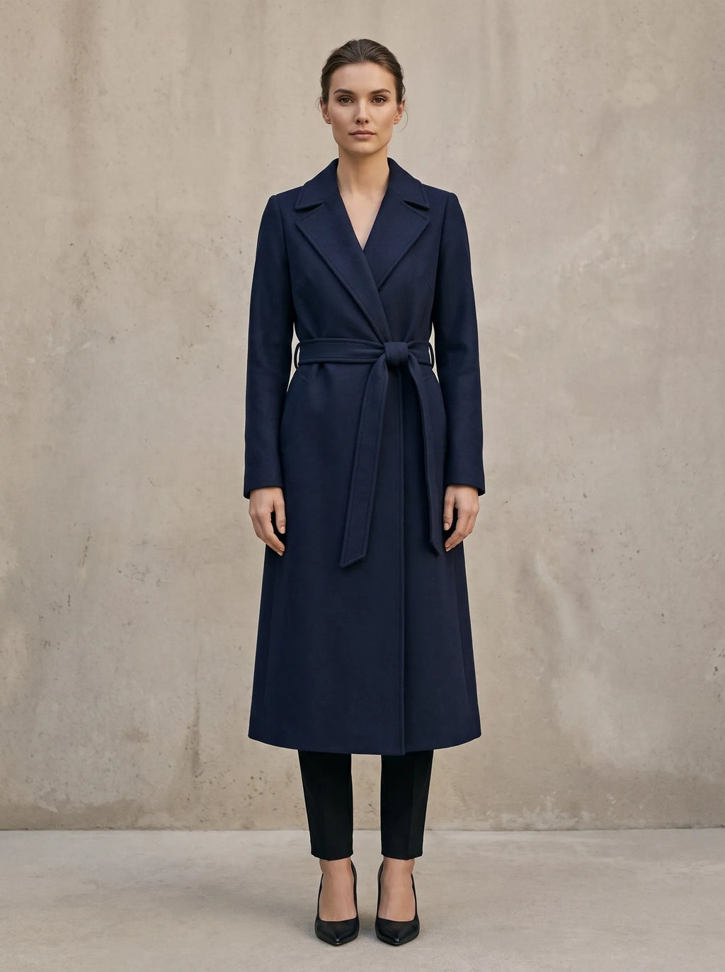 Margaux lange wikkelmantel met riem in navy, gedragen door model, vooraanzicht