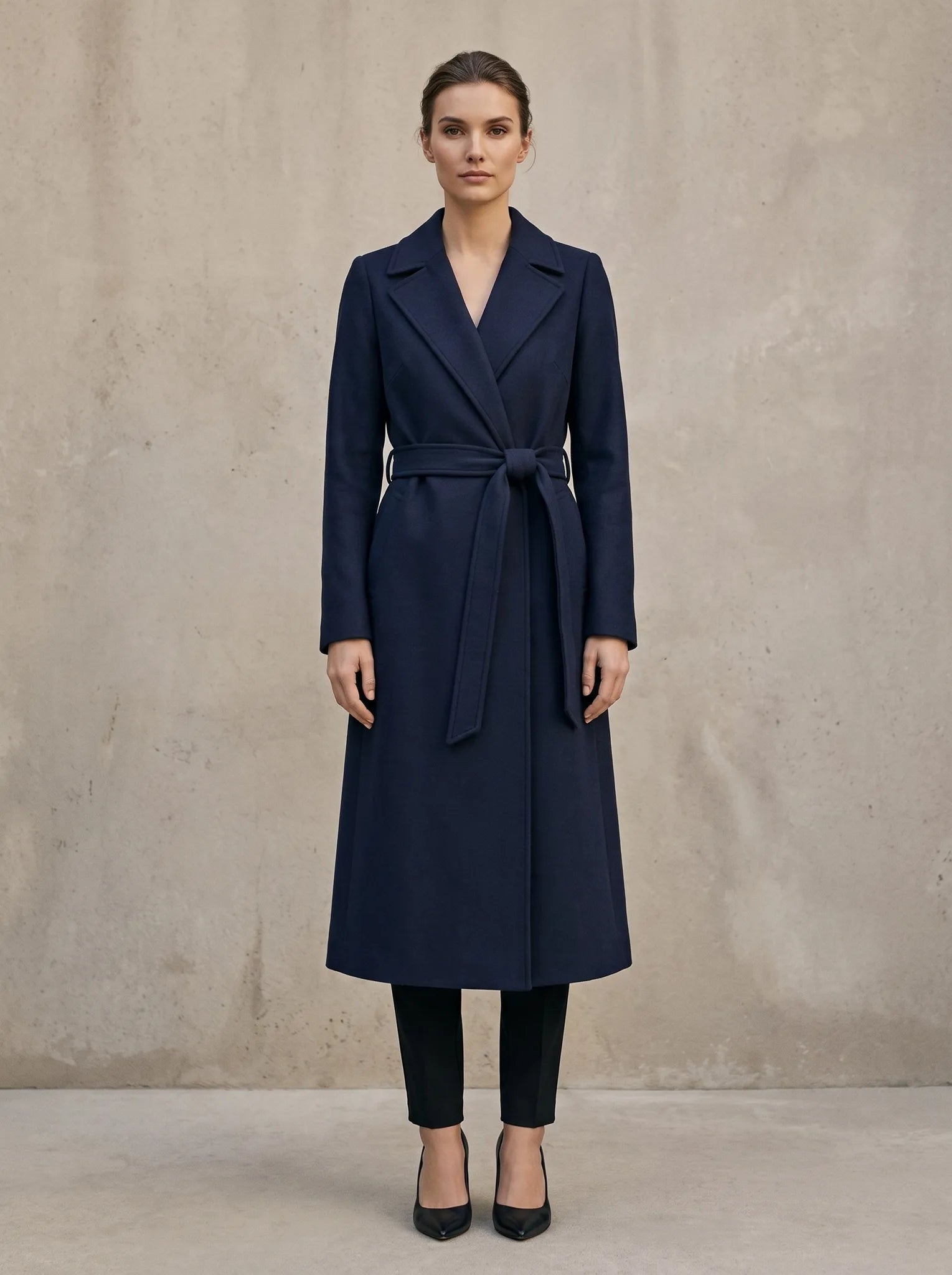 Margaux lange wikkelmantel met riem in navy, gedragen door model, vooraanzicht