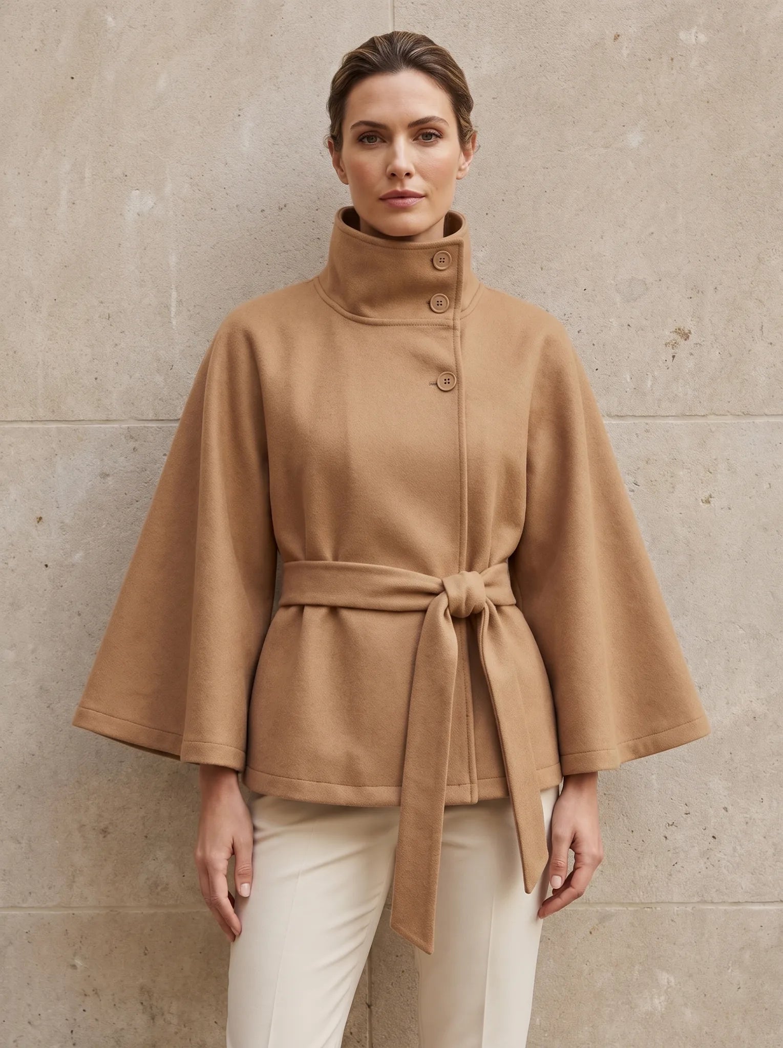 Constance cape-jas met staande kraag in camel, gedragen door model, vooraanzicht