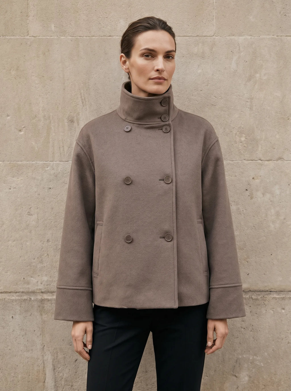 Odette dubbelrij jasje met staande kraag in taupe, gedragen door model, vooraanzicht