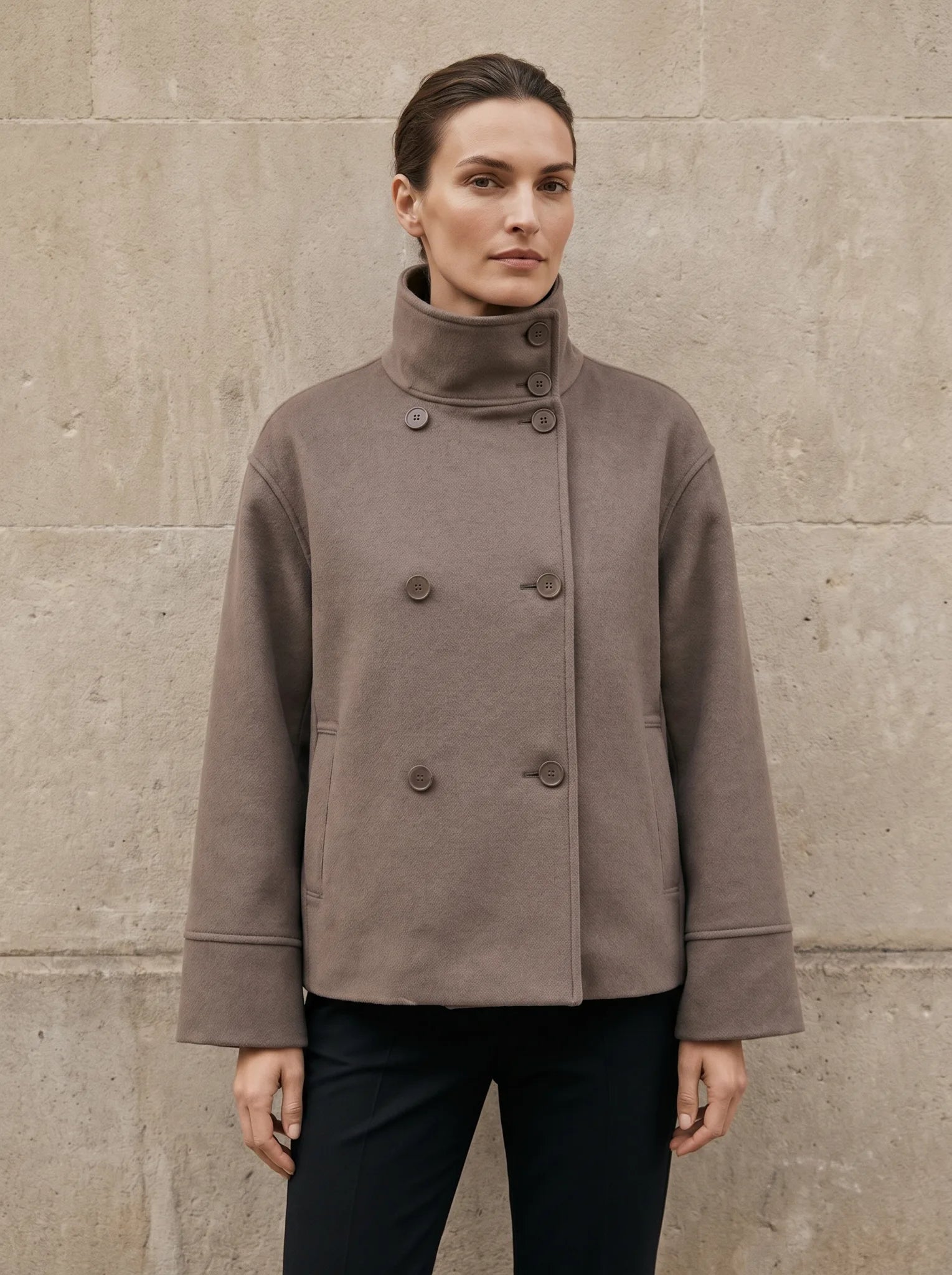Odette dubbelrij jasje met staande kraag in taupe, gedragen door model, vooraanzicht