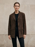 Florence blazer in suèdelook in donkerbruin, gedragen door model, vooraanzicht