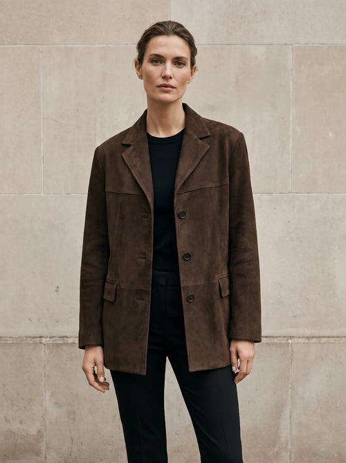 Florence blazer in suèdelook in donkerbruin, gedragen door model, vooraanzicht