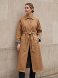 Vivienne lange oversized trenchcoat in camel met ceintuur, gedragen door model, vooraanzicht