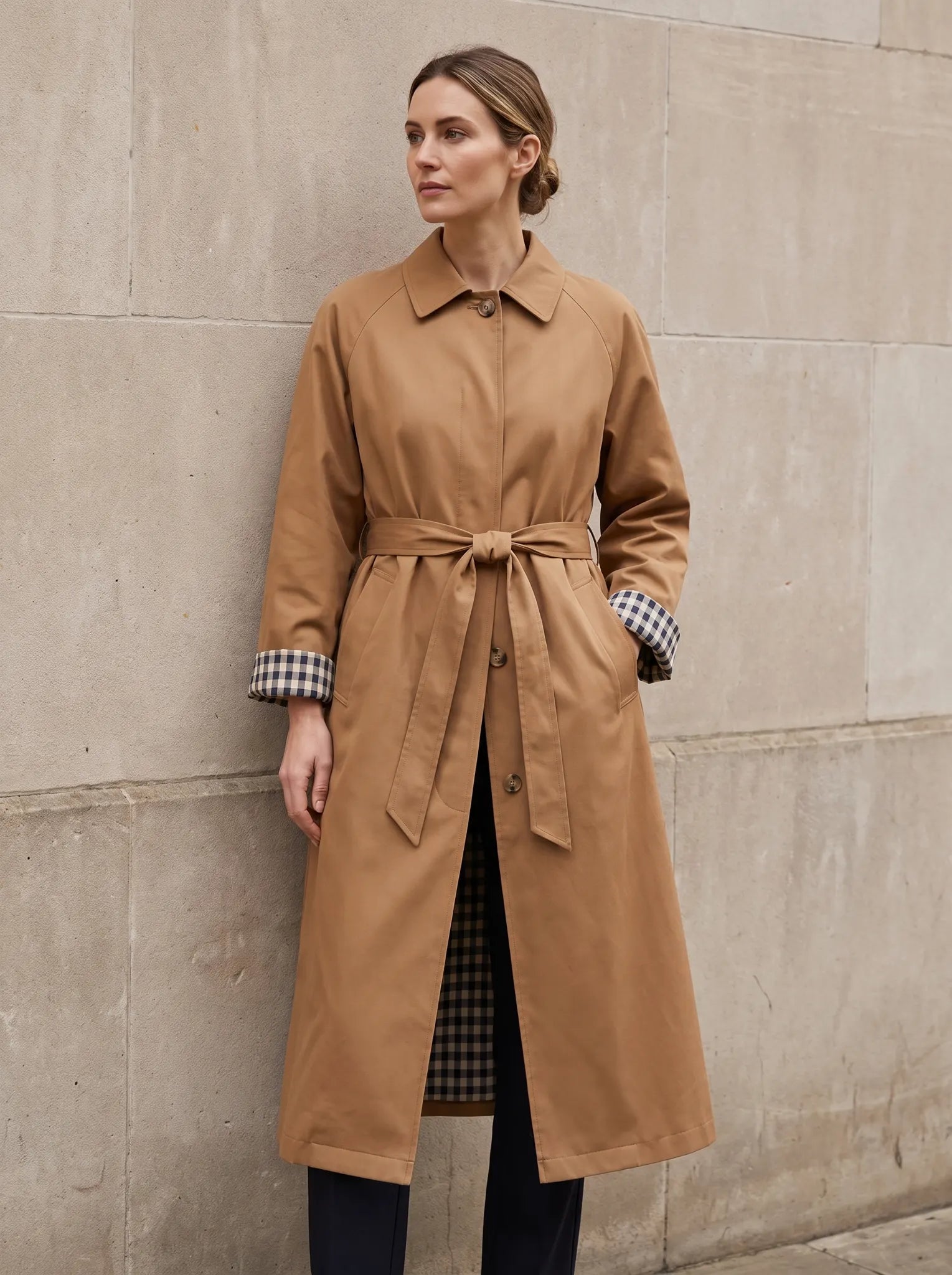 Vivienne lange oversized trenchcoat in camel met ceintuur, gedragen door model, vooraanzicht