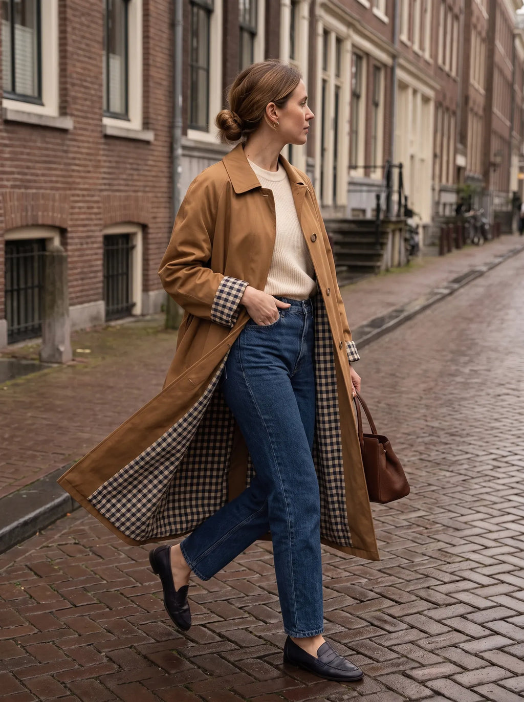 Vivienne trenchcoat open gedragen op straat met zichtbare geruite voering