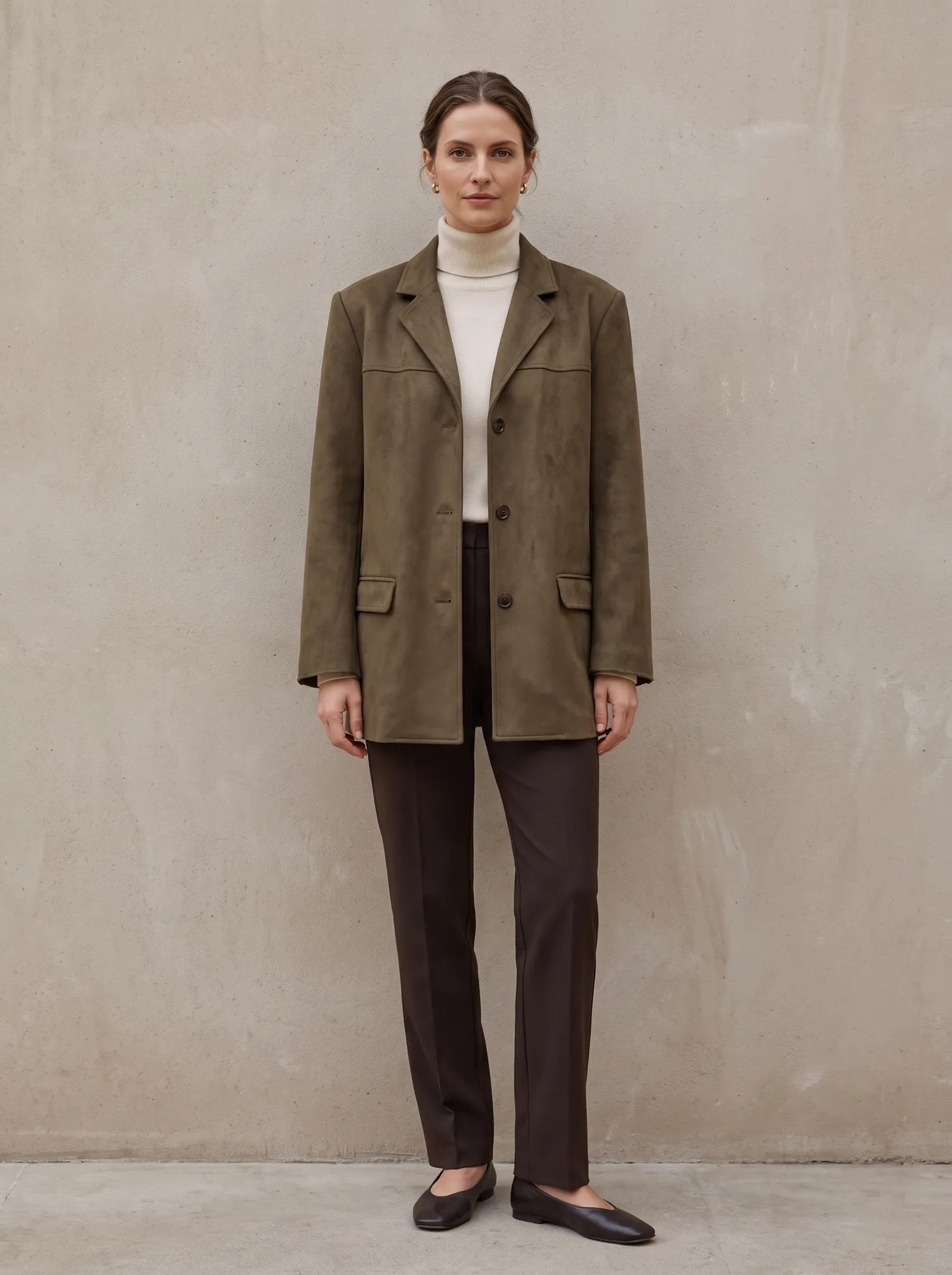 Florence blazer in suèdelook in bruin, gedragen door model, vooraanzicht