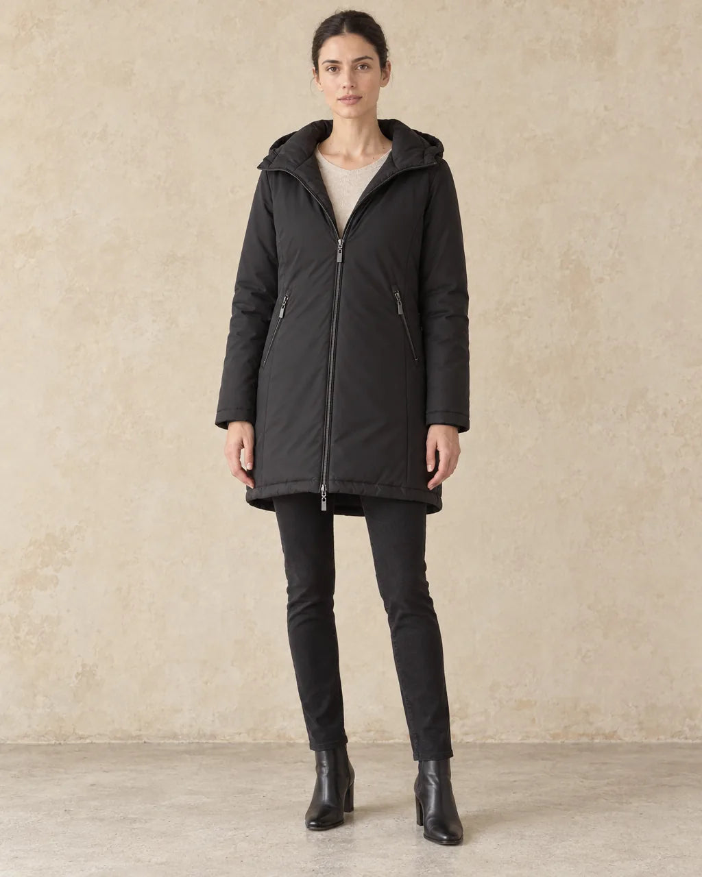 Winterjas dames in zwart, gedragen door model, vooraanzicht