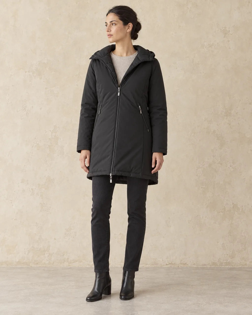 Winterjas dames in zwart, gedragen door model, close-up