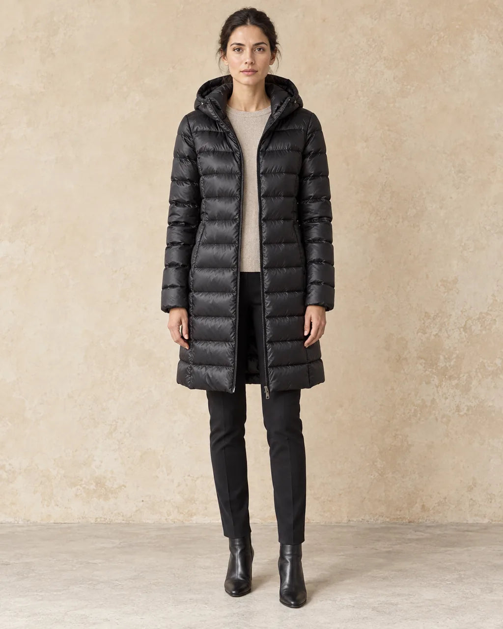 Lange Winterjas Dames met Capuchon in zwart, gedragen door model, vooraanzicht