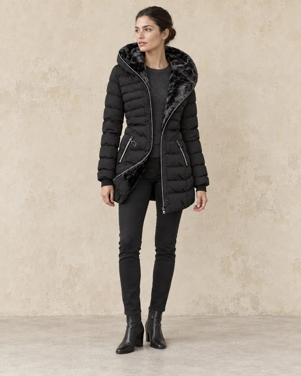 Lange Winterjas Dames in zwart, gedragen door model, close-up
