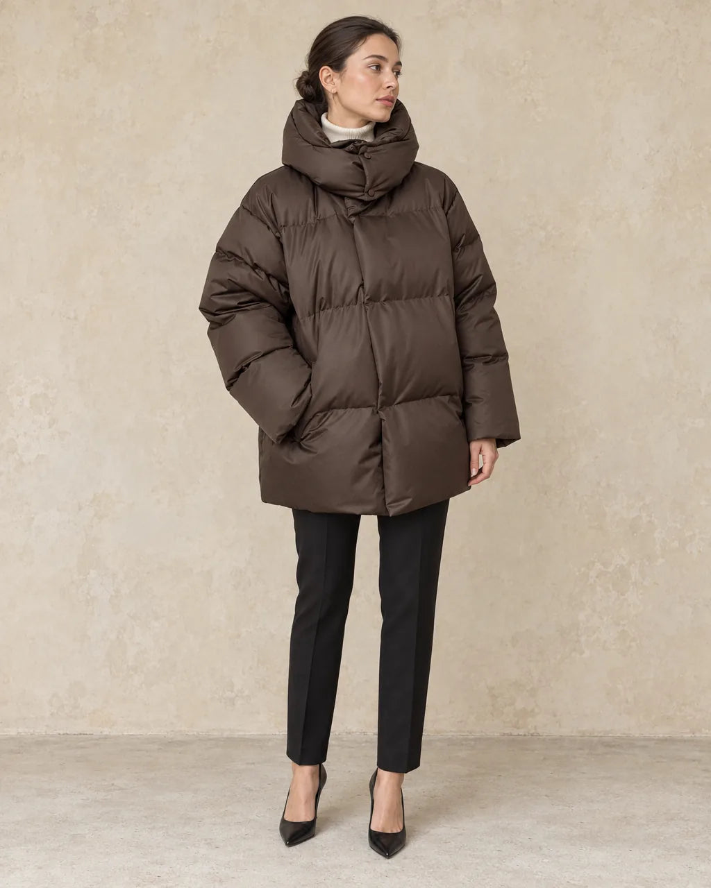 Bruine Winterjas Dames in bruin, gedragen door model, close-up