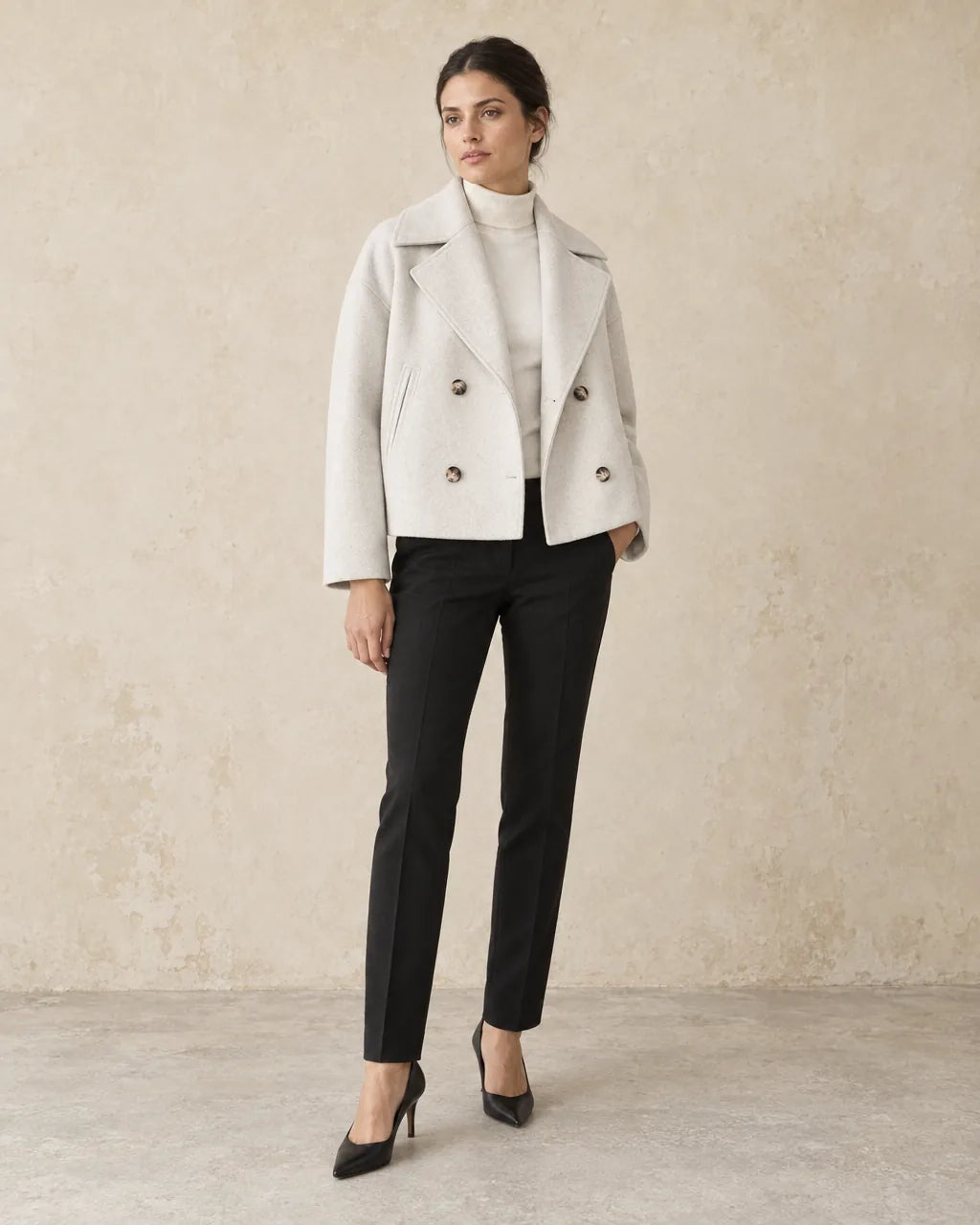 Korte Winterjas Dames Dubbelrij in beige, gedragen door model, driekwart aanzicht