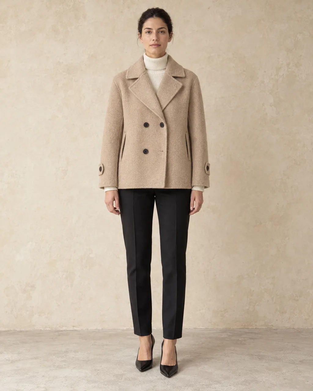 Winterjas Dames Dubbelrij in camel, gedragen door model, vooraanzicht