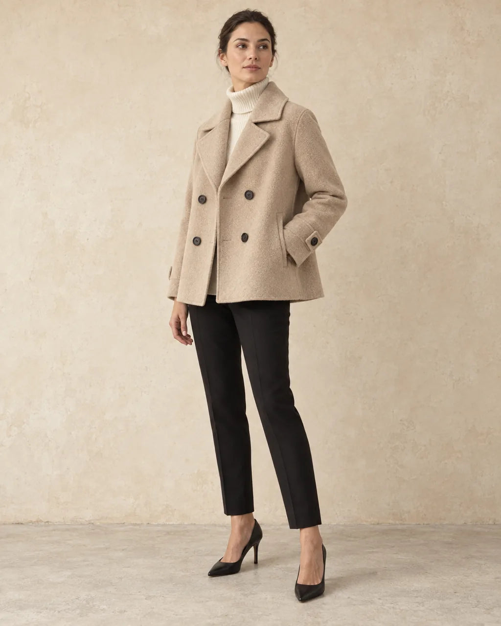 Winterjas Dames Dubbelrij in camel, gedragen door model, driekwart aanzicht