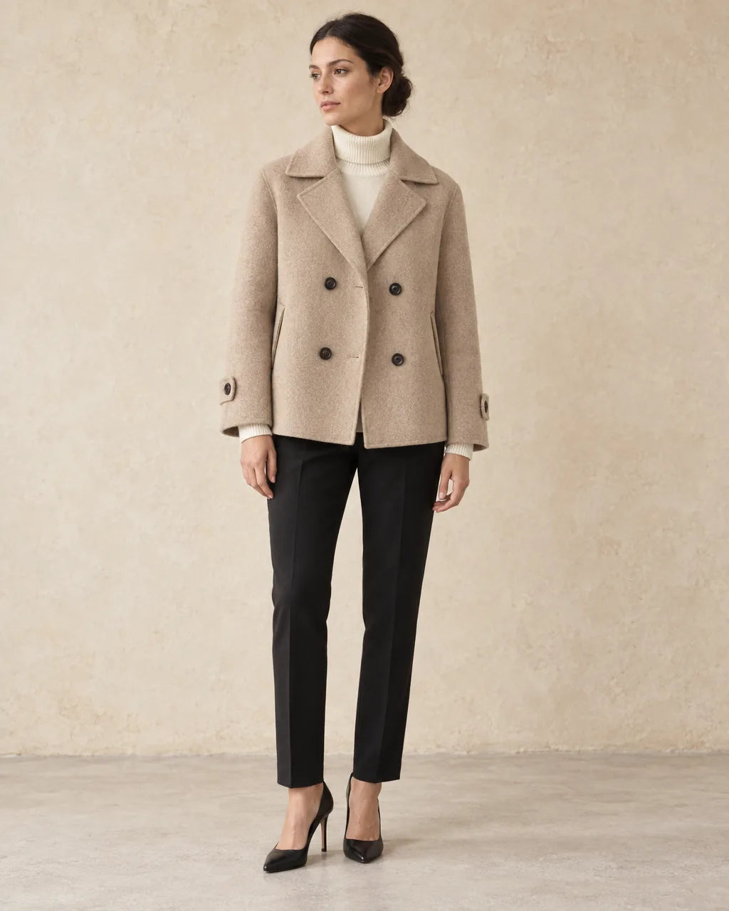 Winterjas Dames Dubbelrij in camel, gedragen door model, close-up