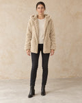 Beige Winterjas Dames met Capuchon in beige, gedragen door model, vooraanzicht