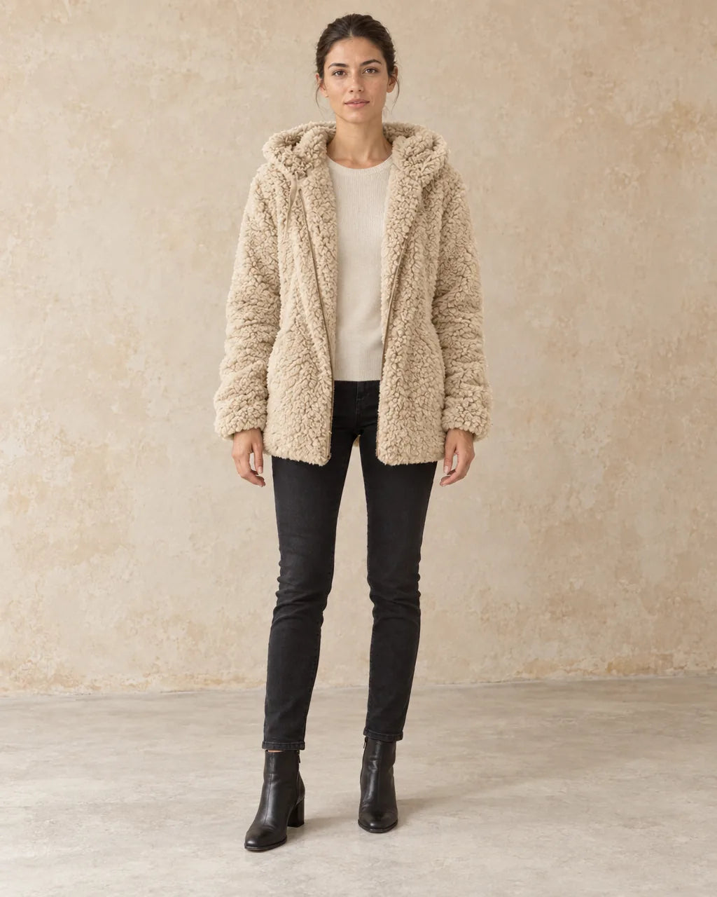 Beige Winterjas Dames met Capuchon in beige, gedragen door model, vooraanzicht