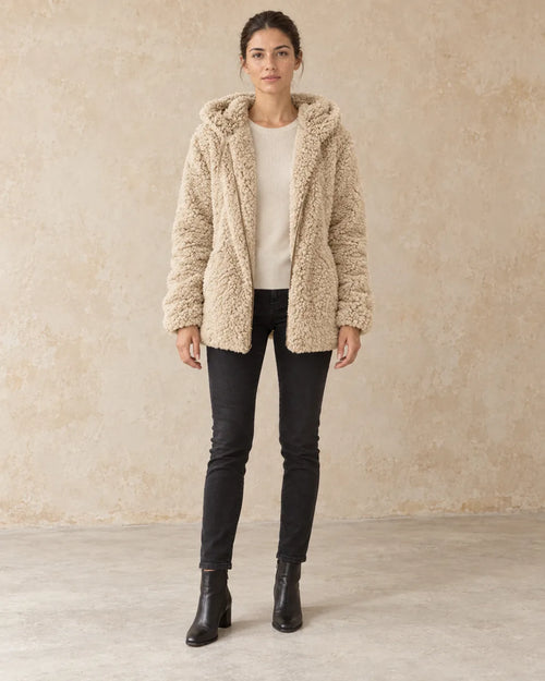 Beige Winterjas Dames met Capuchon in beige, gedragen door model, vooraanzicht
