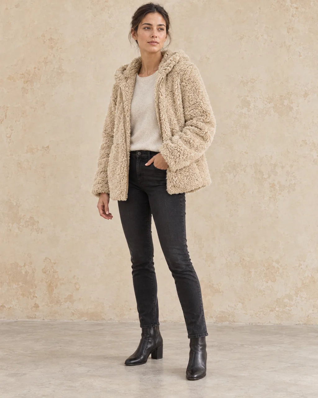 Beige Winterjas Dames met Capuchon in beige, gedragen door model, driekwart aanzicht