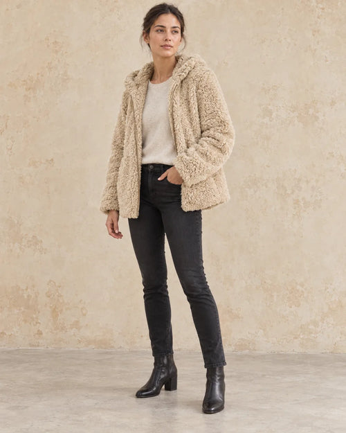 Beige Winterjas Dames met Capuchon in beige, gedragen door model, driekwart aanzicht
