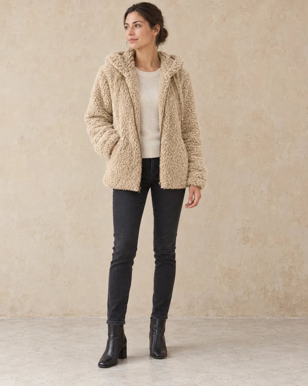 Beige Winterjas Dames met Capuchon in beige, gedragen door model, close-up