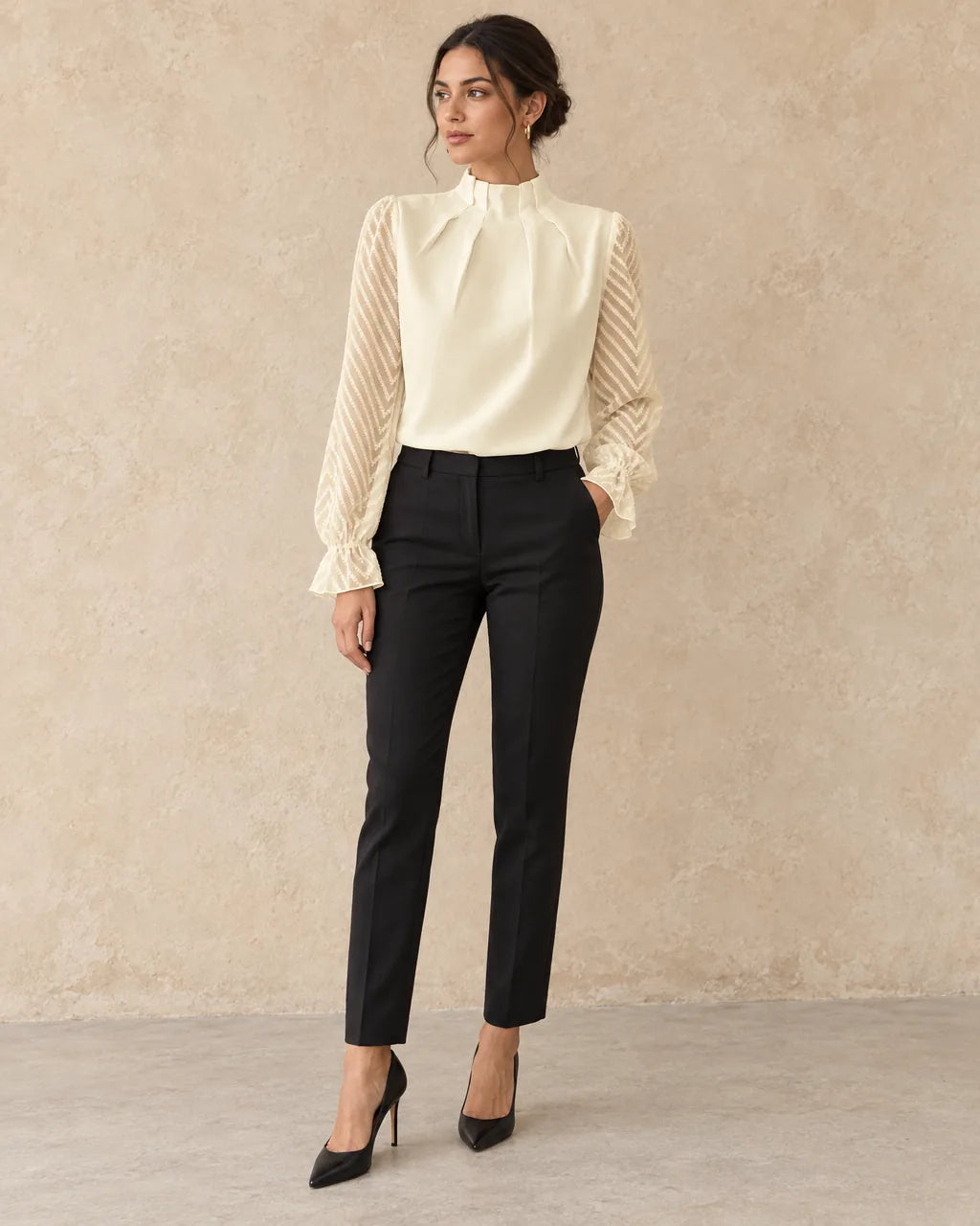 Trui Dames in beige, gedragen door model, vooraanzicht