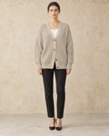 Beige Vest Dames Oversized in beige, gedragen door model, vooraanzicht