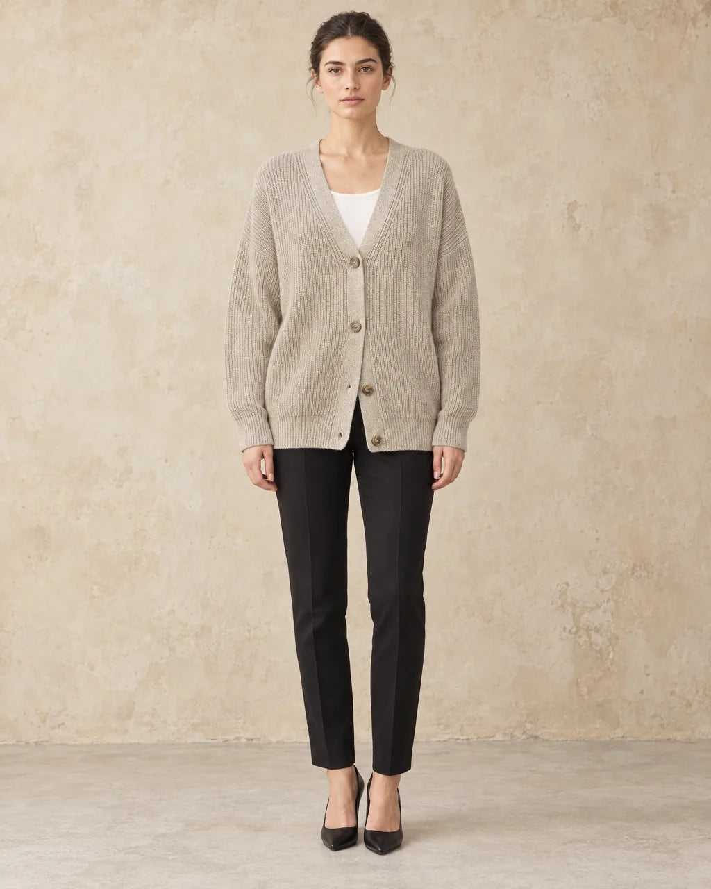 Beige Vest Dames Oversized in beige, gedragen door model, vooraanzicht