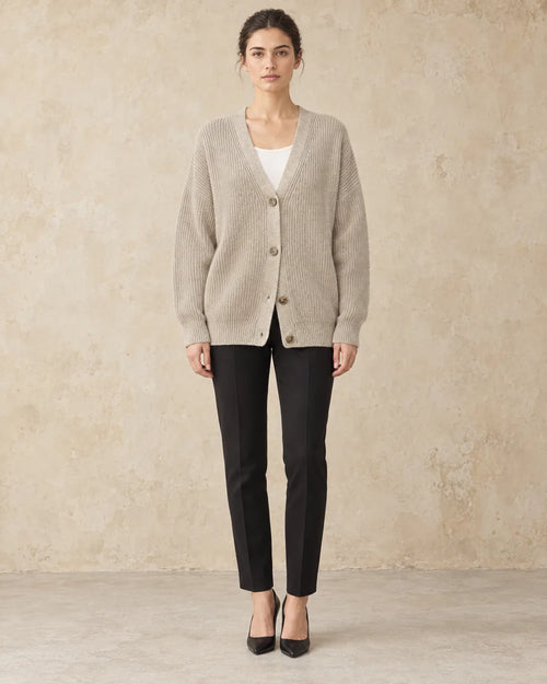 Beige Vest Dames Oversized in beige, gedragen door model, vooraanzicht