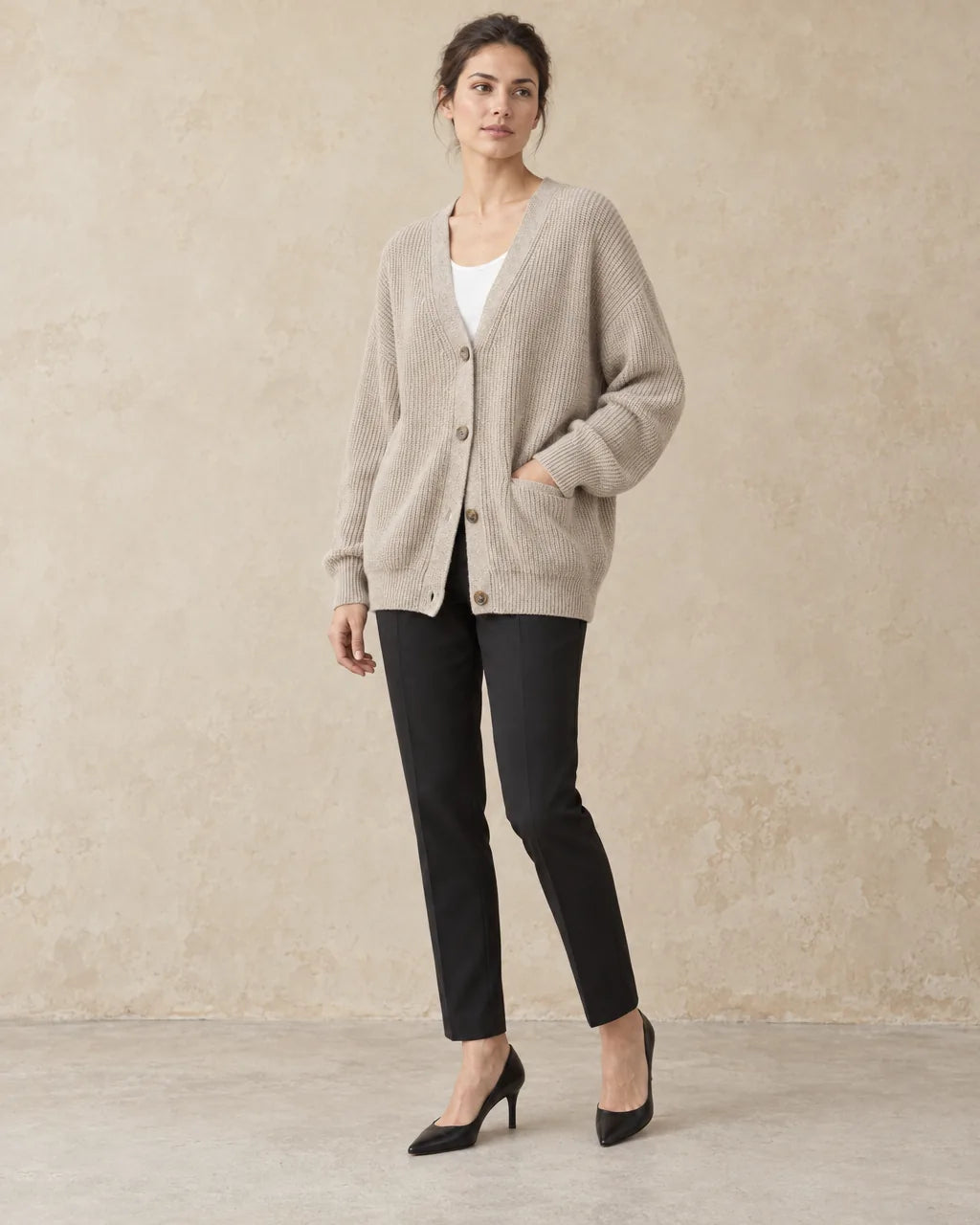 Beige Vest Dames Oversized in beige, gedragen door model, driekwart aanzicht