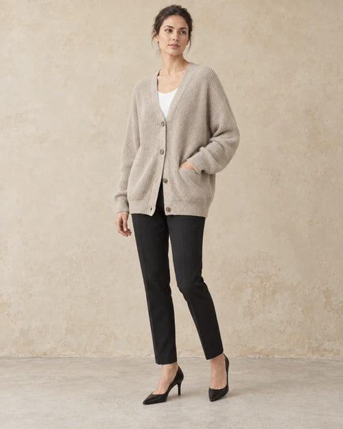 Beige Vest Dames Oversized in beige, gedragen door model, driekwart aanzicht