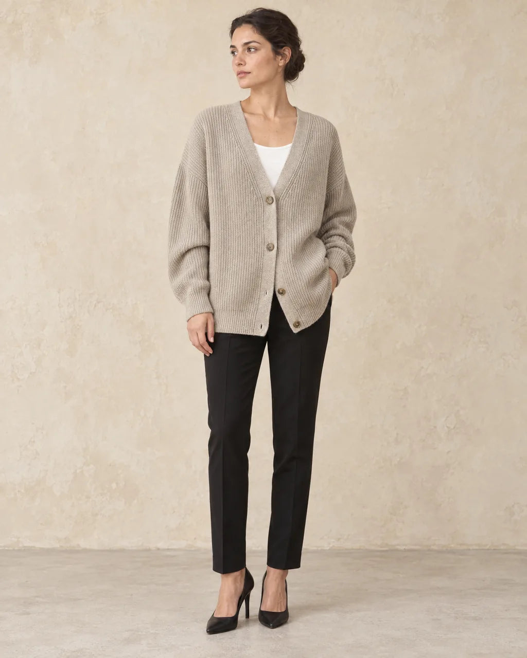 Beige Vest Dames Oversized in beige, gedragen door model, close-up