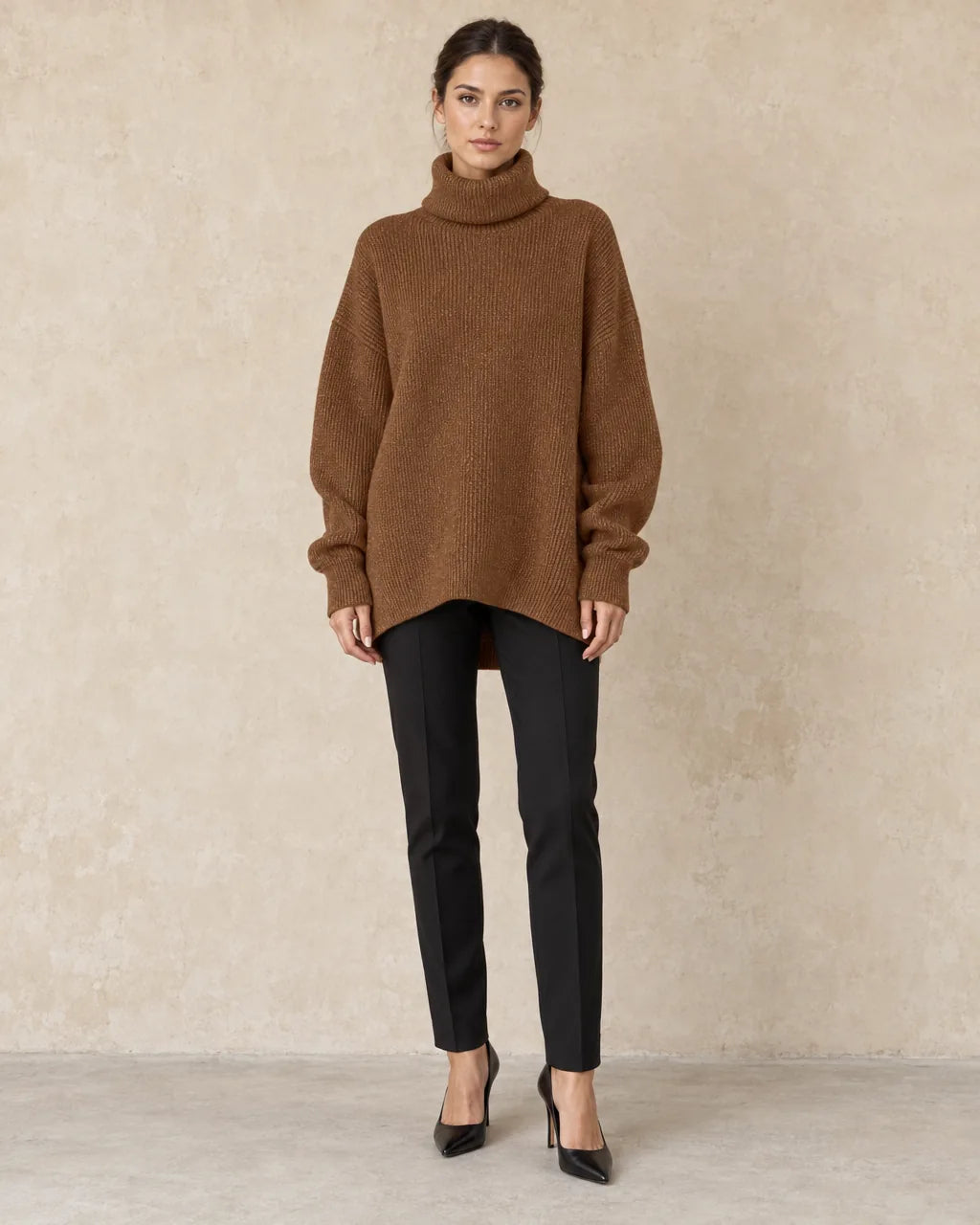 Trui Dames Oversized in bruin, gedragen door model, vooraanzicht