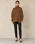 Trui Dames Oversized in bruin, gedragen door model, vooraanzicht