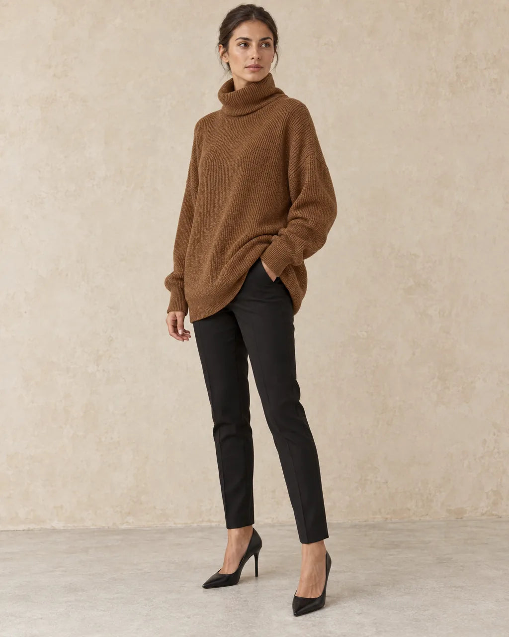 Trui Dames Oversized in bruin, gedragen door model, driekwart aanzicht