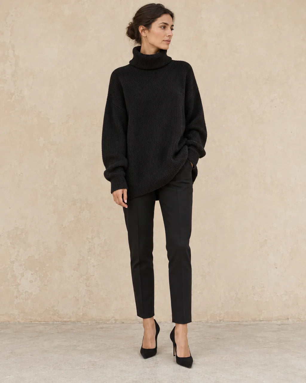 Trui Dames Oversized in zwart, gedragen door model, vooraanzicht