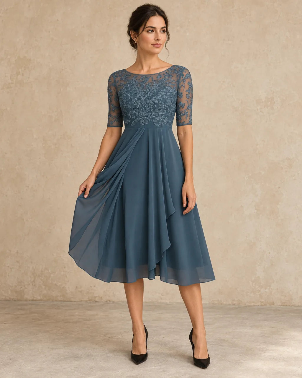 Jurk Dames met Kant in donkerblauw, gedragen door model, vooraanzicht