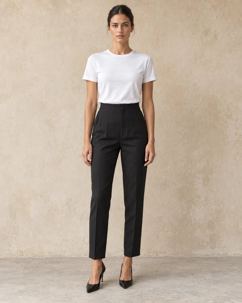 Broek Dames in zwart, gedragen door model, vooraanzicht