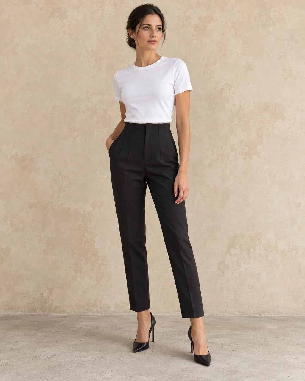 Broek Dames in zwart, gedragen door model, driekwart aanzicht