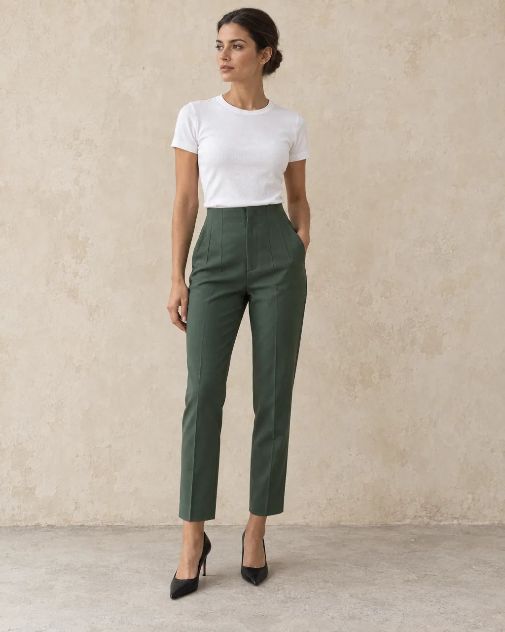 Broek Dames in groen, gedragen door model, vooraanzicht