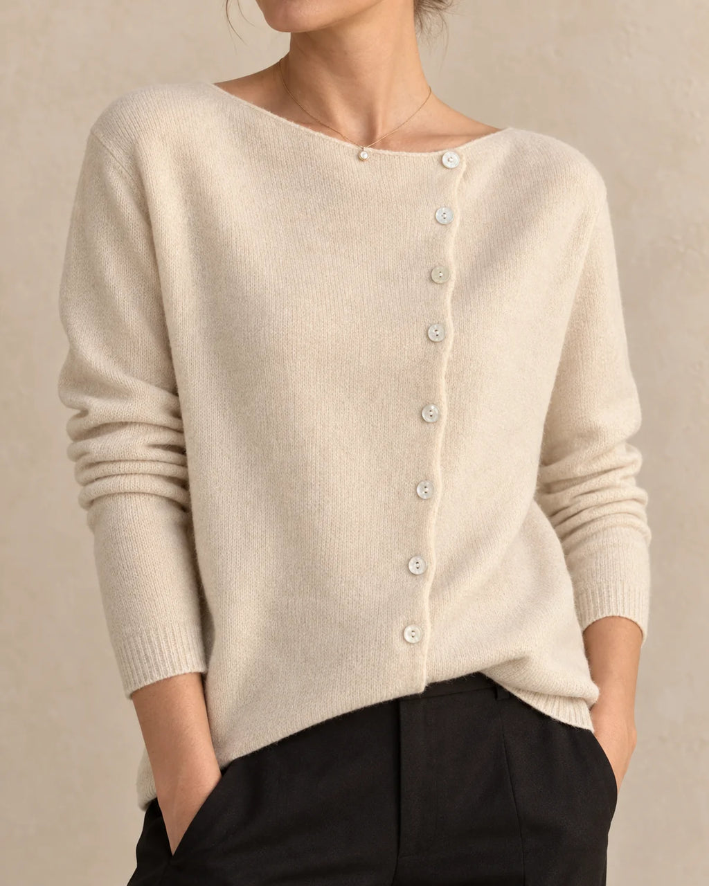 Gebreide Trui Dames met Knoopjes in Beige, gedragen door model, detail