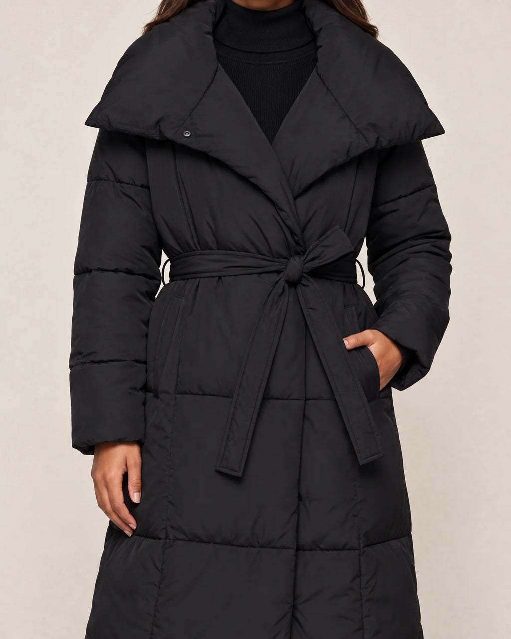 Lange Winterjas Dames met Sjaalkraag in Zwart, gedragen door model, detail