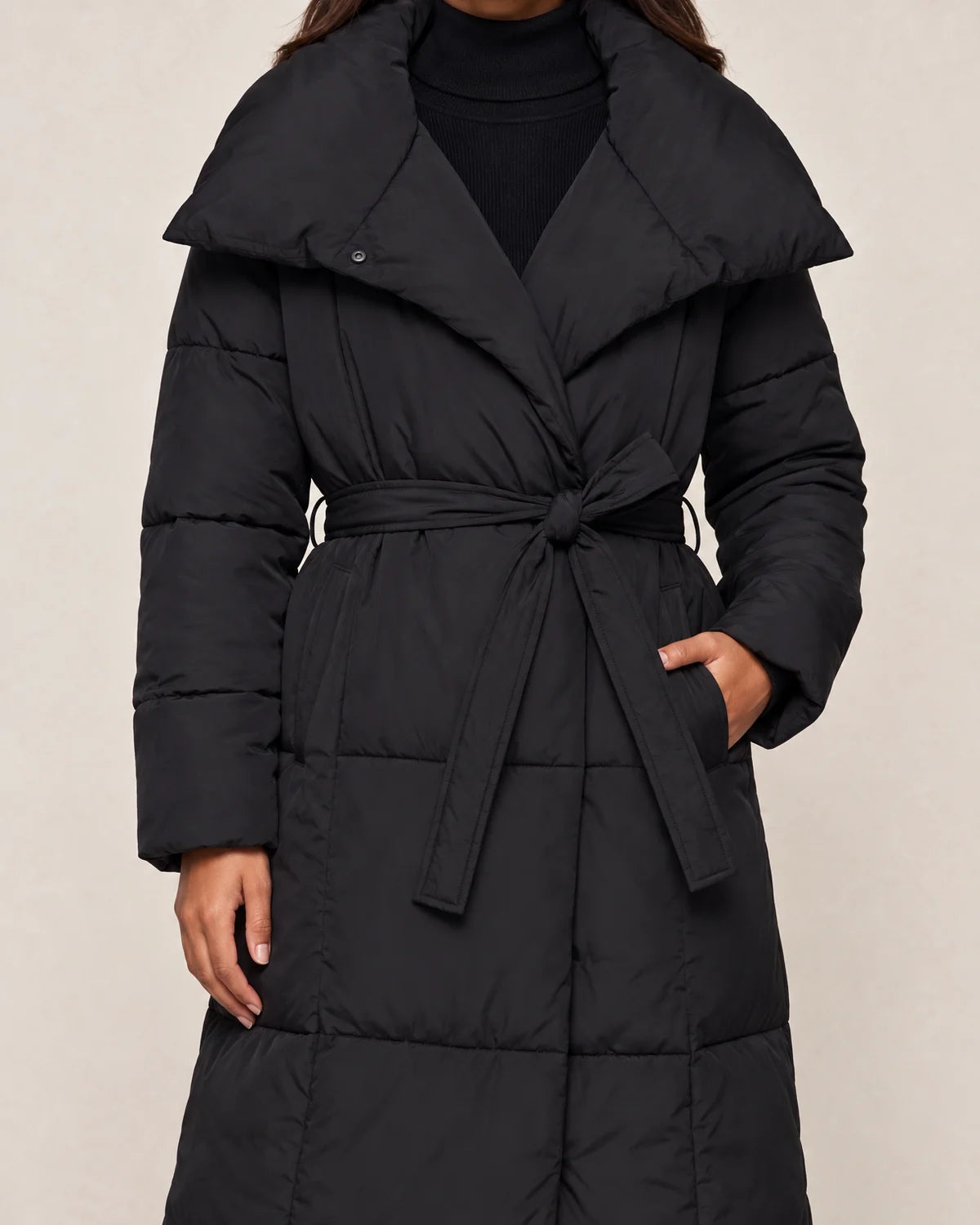 Lange Winterjas Dames met Sjaalkraag in Zwart, gedragen door model, detail