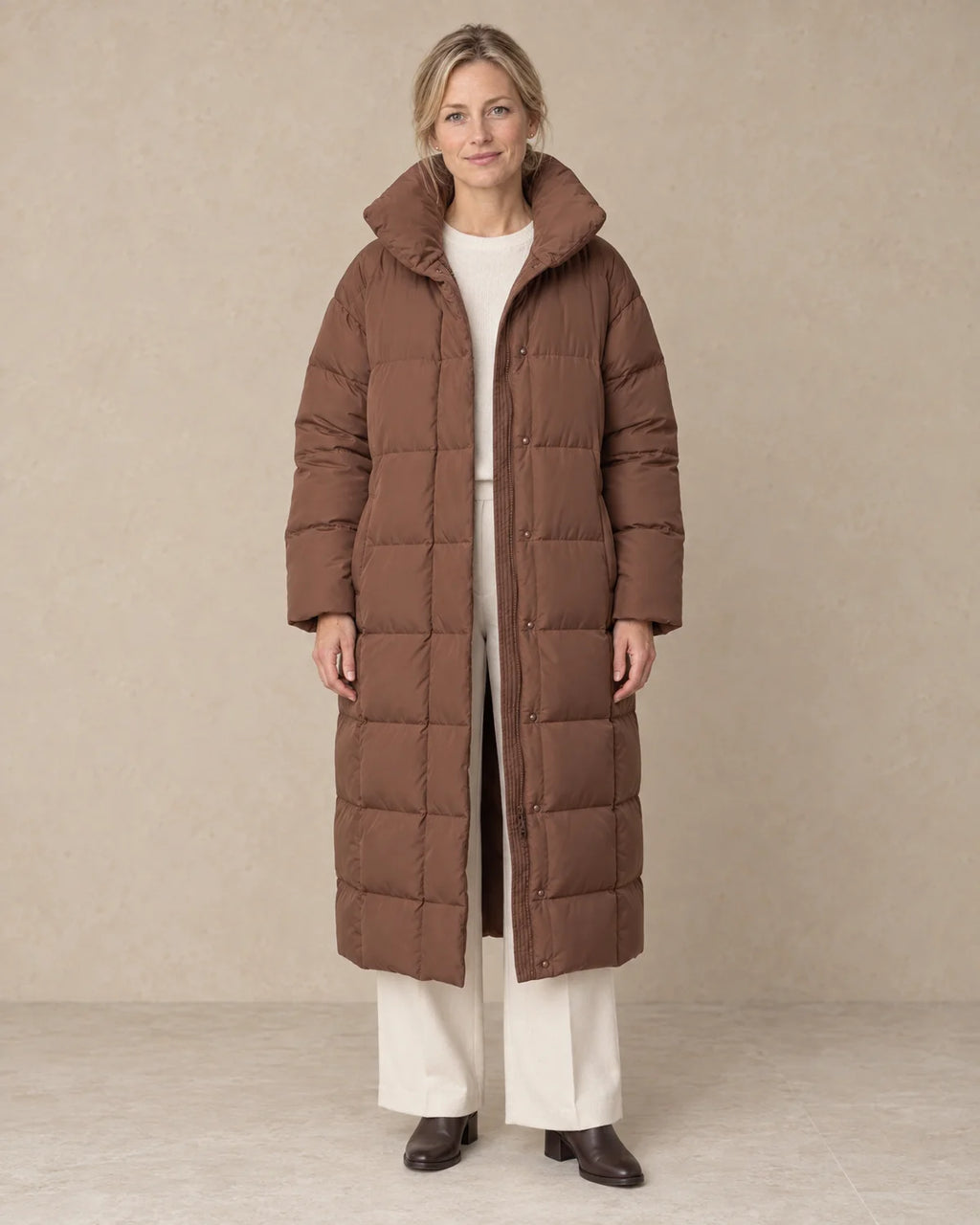 Winterjas Dames Oversized met Hoge Kraag in Chocoladebruin, gedragen door model, vooraanzicht