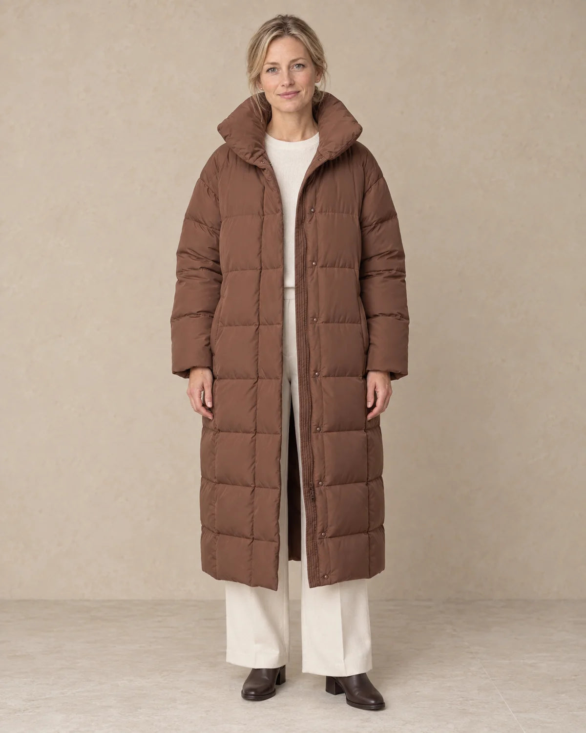 Winterjas Dames Oversized met Hoge Kraag in Chocoladebruin, gedragen door model, vooraanzicht