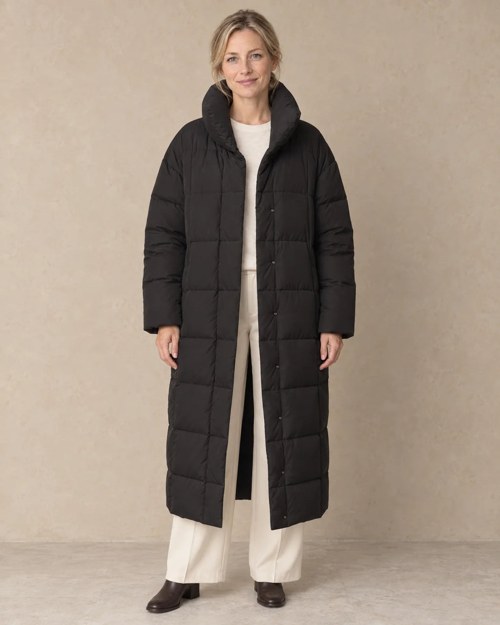 Winterjas Dames Oversized met Hoge Kraag in Zwart, gedragen door model, vooraanzicht