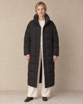 Winterjas Dames Oversized met Hoge Kraag in Zwart, gedragen door model, vooraanzicht