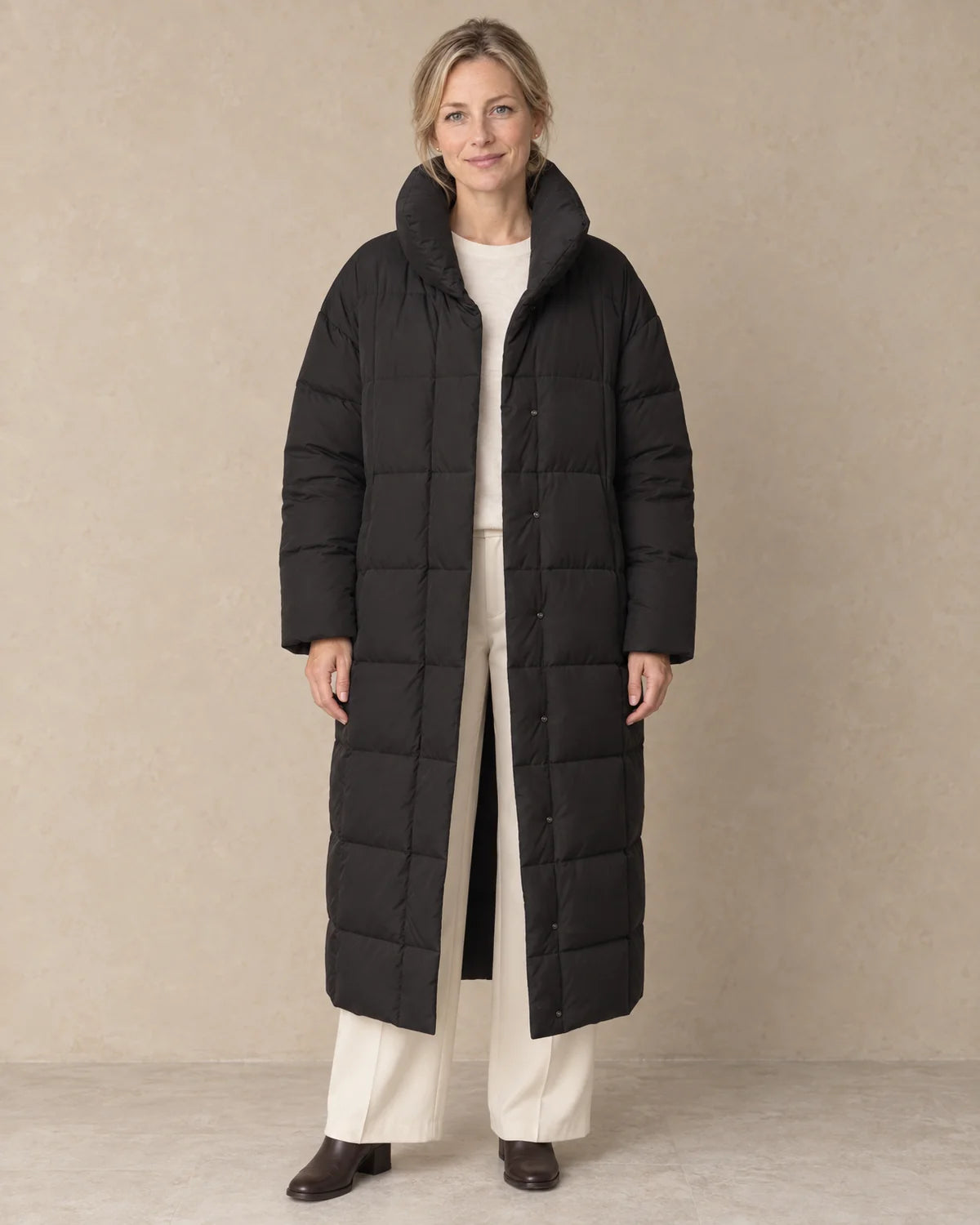 Winterjas Dames Oversized met Hoge Kraag in Zwart, gedragen door model, vooraanzicht