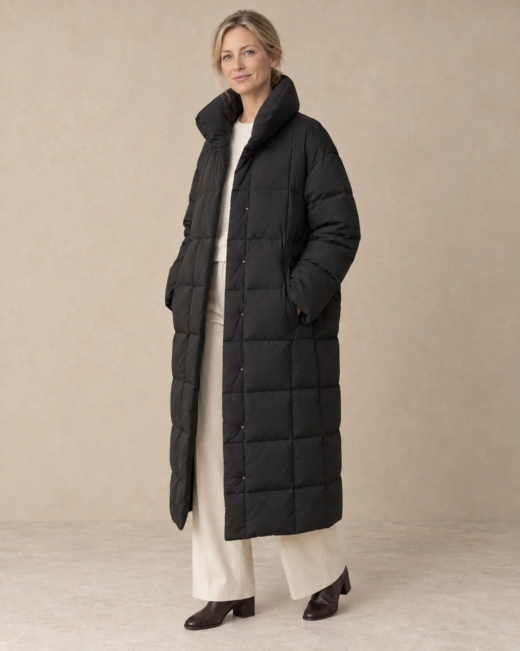 Winterjas Dames Oversized met Hoge Kraag in Zwart, gedragen door model, driekwart aanzicht